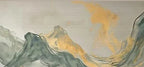 Papier peint panoramique Montagnes à l'encre céladon et ocre : vue du motif, montagne à l'encre céladon en mouvement, voile de poudre ocre sur fond gris perle