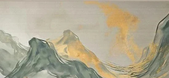 Papier peint panoramique Montagnes à l'encre céladon et ocre : vue du motif, montagne à l'encre céladon en mouvement, voile de poudre ocre sur fond gris perle