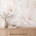 Papier peint panoramique Pivoines ivoire : pivoines ivoire au-dessus d'un buffet en chêne clair et d'un vase en céramique
