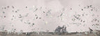 Papier peint panoramique Chinoiserie oiseaux et arbres fleuris rose poudré : vue du motif, arbres fleuris, oiseaux et rochers sur un fond rose poudré nuageux