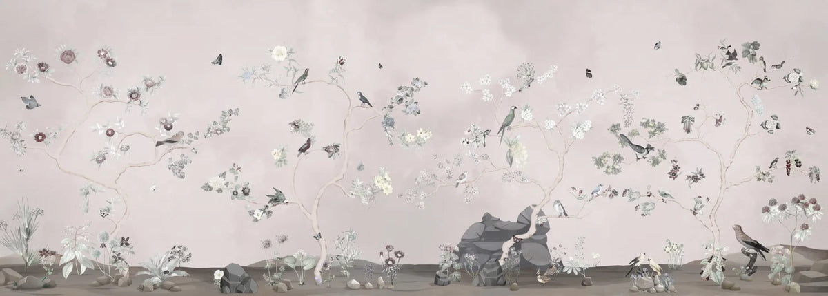 Papier peint panoramique Chinoiserie oiseaux et arbres fleuris rose poudré : vue du motif, arbres fleuris, oiseaux et rochers sur un fond rose poudré nuageux