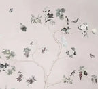 Papier peint panoramique Chinoiserie oiseaux et arbres fleuris rose poudré : détail du motif, branche fleurie et oiseaux sur fond rose poudré