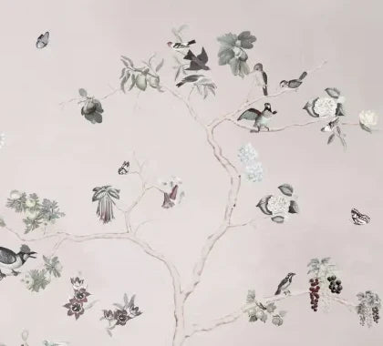 Papier peint panoramique Chinoiserie oiseaux et arbres fleuris rose poudré : détail du motif, branche fleurie et oiseaux sur fond rose poudré