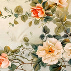 Papier peint panoramique Roses anciennes et branches fleuries : détail du motif, roses pêche et crème, feuillage vert-de-gris