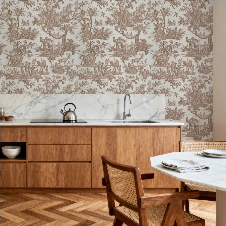 Papier peint panoramique Toile de Jouy terracotta : toile de Jouy terracotta sur fond écru, posée dans une cuisine