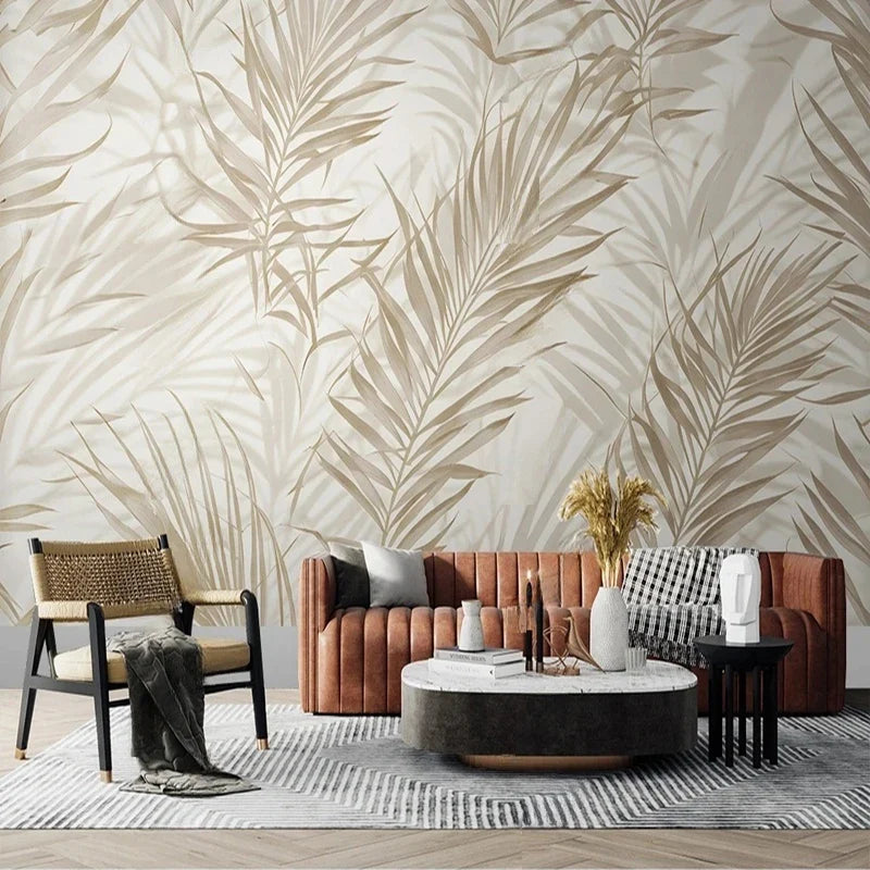 Papier peint panoramique Palmes grège peintes : palmes beige grège et taupe sur fond crème, posé dans un salon