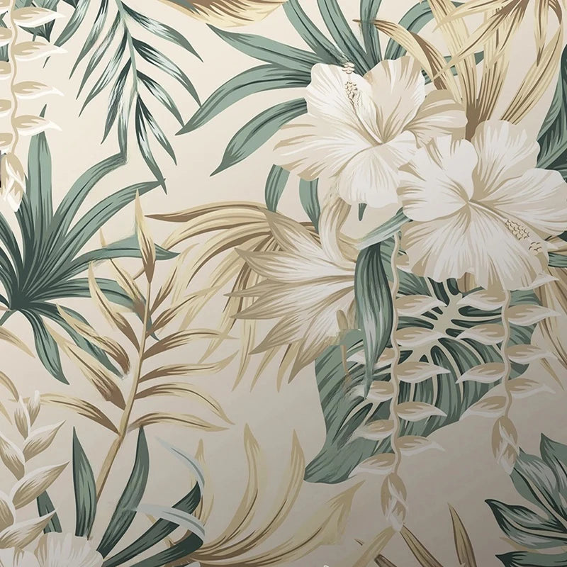 Papier peint panoramique Hibiscus et feuillages sauge : vue du motif, hibiscus blancs, feuilles vert sauge et palmes sable sur fond crème