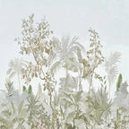Papier peint panoramique Feuillages et palmiers peints vert sauge : vue du motif, feuillages, palmiers et arbustes fleuris peints en vert sauge sur fond clair