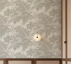 Papier peint effet palmes ton sur ton gris perle : effet palmes ton sur ton gris perle sur un mur encadré de bois, applique ronde en albâtre