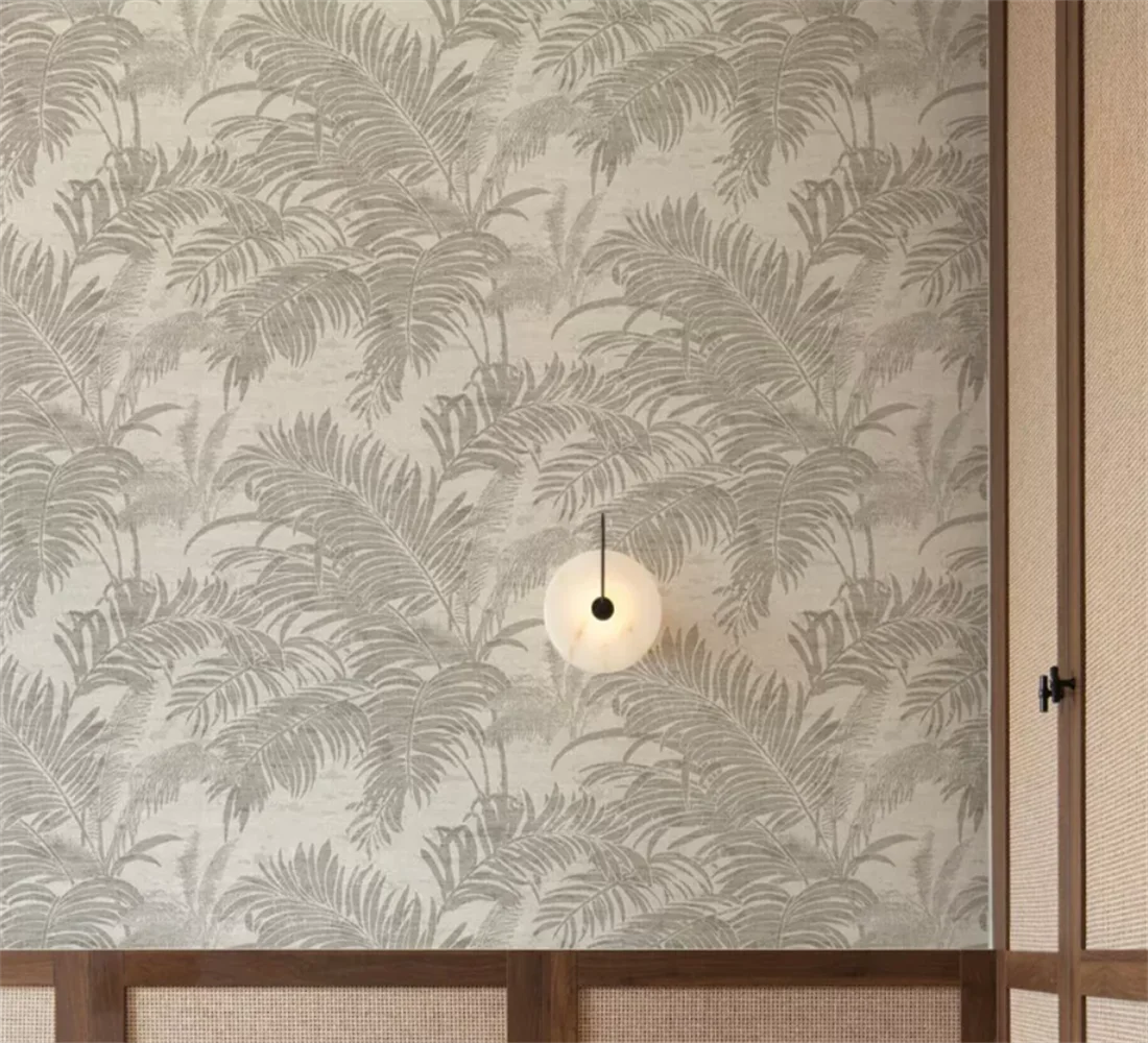 Papier peint effet palmes ton sur ton gris perle : effet palmes ton sur ton gris perle sur un mur encadré de bois, applique ronde en albâtre