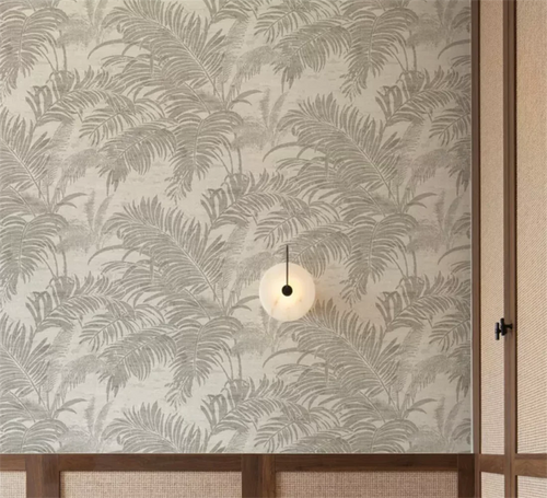 Papier peint effet palmes ton sur ton gris perle : effet palmes ton sur ton gris perle sur un mur encadré de bois, applique ronde en albâtre