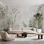 Papier peint panoramique Herbes folles vert sauge : graminées vert sauge à l'aquarelle sur fond beige, posé dans un salon