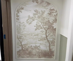 Papier peint panoramique Parc à la française, gravure sépia : parc et grands arbres gravés en sépia sur fond crème, posé dans une niche en arche