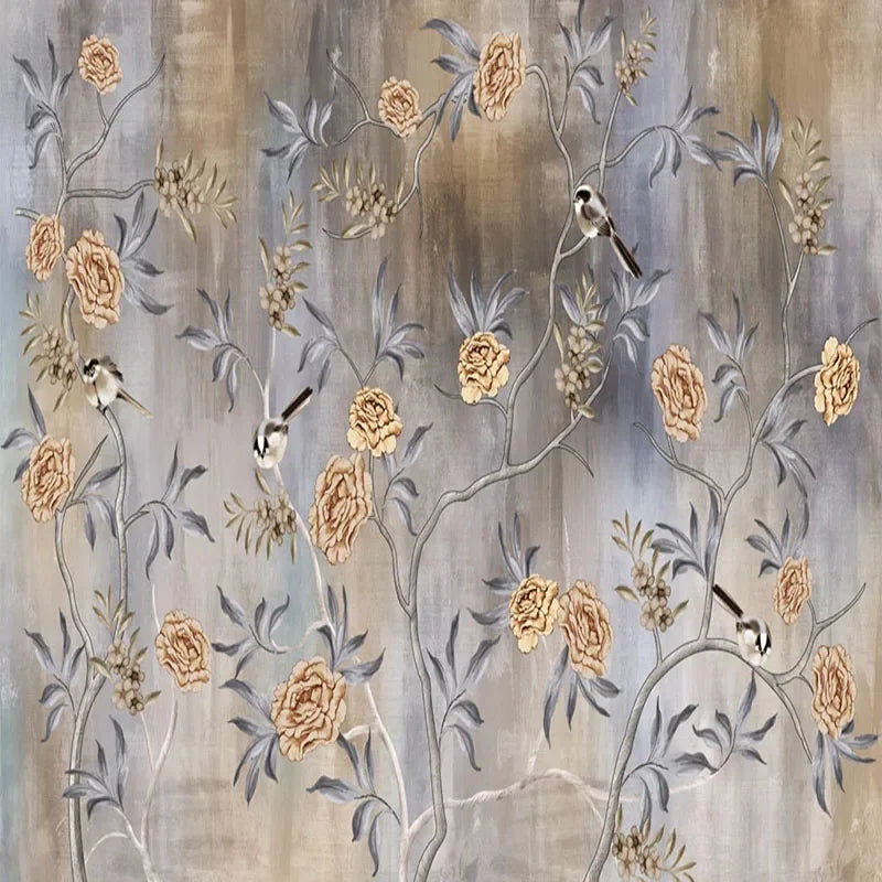 Papier peint panoramique Roses et mésanges fond patiné : vue du motif, roses ocre, feuillages gris bleuté et mésanges sur fond patiné gris et brun