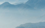 Papier peint panoramique Vallées bleu pâle dans la brume : détail du motif, versants bleutés dans la brume