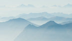 Papier peint panoramique Vallées bleu pâle dans la brume : détail du motif, crêtes bleu pâle superposées