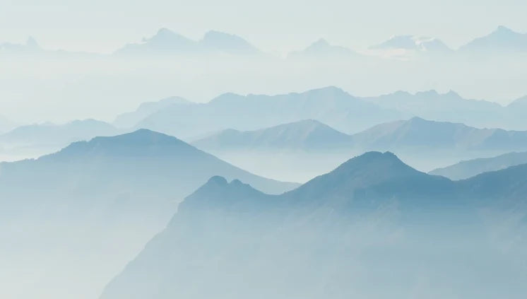 Papier peint panoramique Vallées bleu pâle dans la brume : détail du motif, crêtes bleu pâle superposées