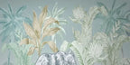 Papier peint panoramique Éléphant dans la jungle vert d'eau : vue du motif, palmiers et feuillages vert d'eau, grège et céladon autour d'un éléphant