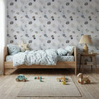 Papier peint panoramique Coquillages bleu brume : coquillages et galets aquarelle sur fond bleu brume, posé dans une chambre d'enfant