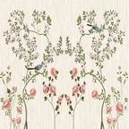 Papier peint panoramique Roses grimpantes et oiseaux crème : vue du motif, arceaux de roses et de feuillages, oiseaux bleus sur fond crème