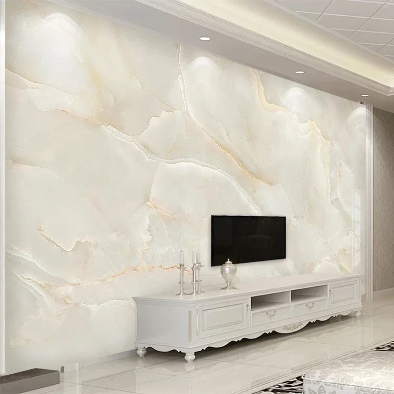 Papier peint effet marbre ivoire : effet marbre crème à veines beige, posé dans un salon