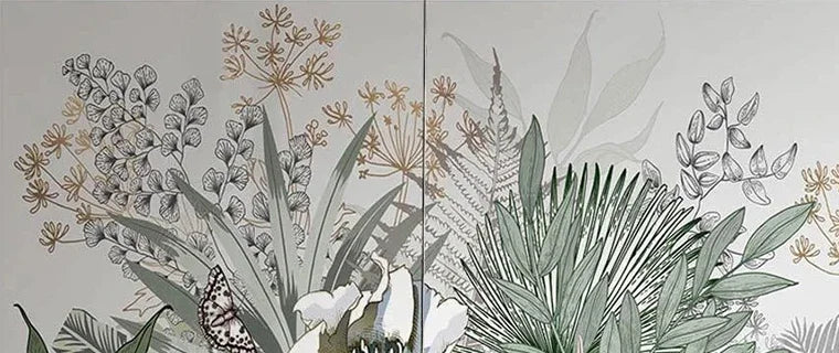 Papier peint panoramique Jardin botanique vert sauge et rose poudré : vue du motif, fougères, ombelles dorées et palmes vert sauge sur fond clair