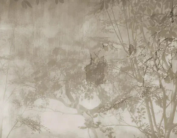 Papier peint panoramique Forêt brumeuse taupe : détail du motif, feuillages taupe dans la brume