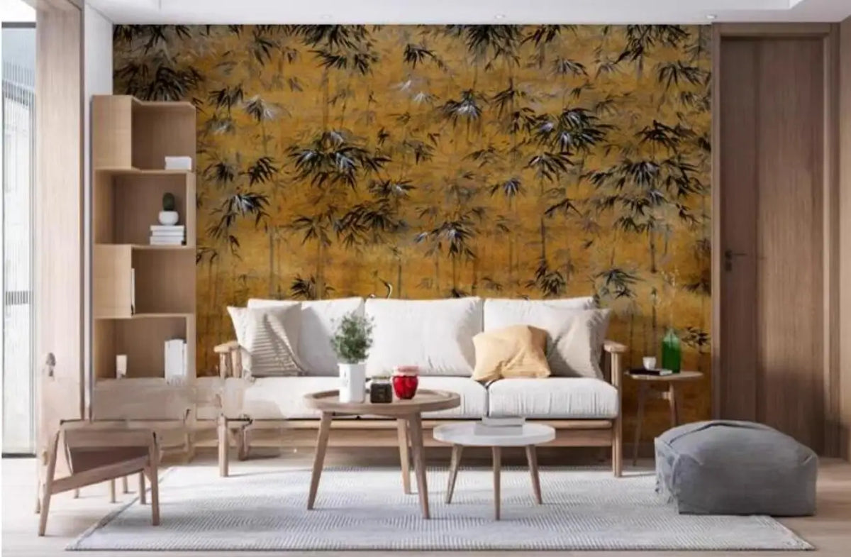 Papier peint panoramique Chinoiserie bambous et grues ocre : forêt de bambous à l'encre sur fond ocre patiné, grues blanches, posé dans un salon