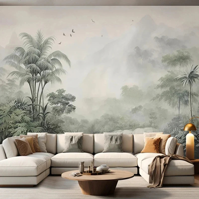 Papier peint panoramique Palmiers dans la brume : palmiers et montagnes dans la brume, camaïeu gris vert, vol d'oiseaux, posé dans un salon