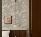 Papier peint effet palmes ton sur ton gris perle : effet palmes ton sur ton gris perle dans une chambre, suspension en verre et boiseries sombres