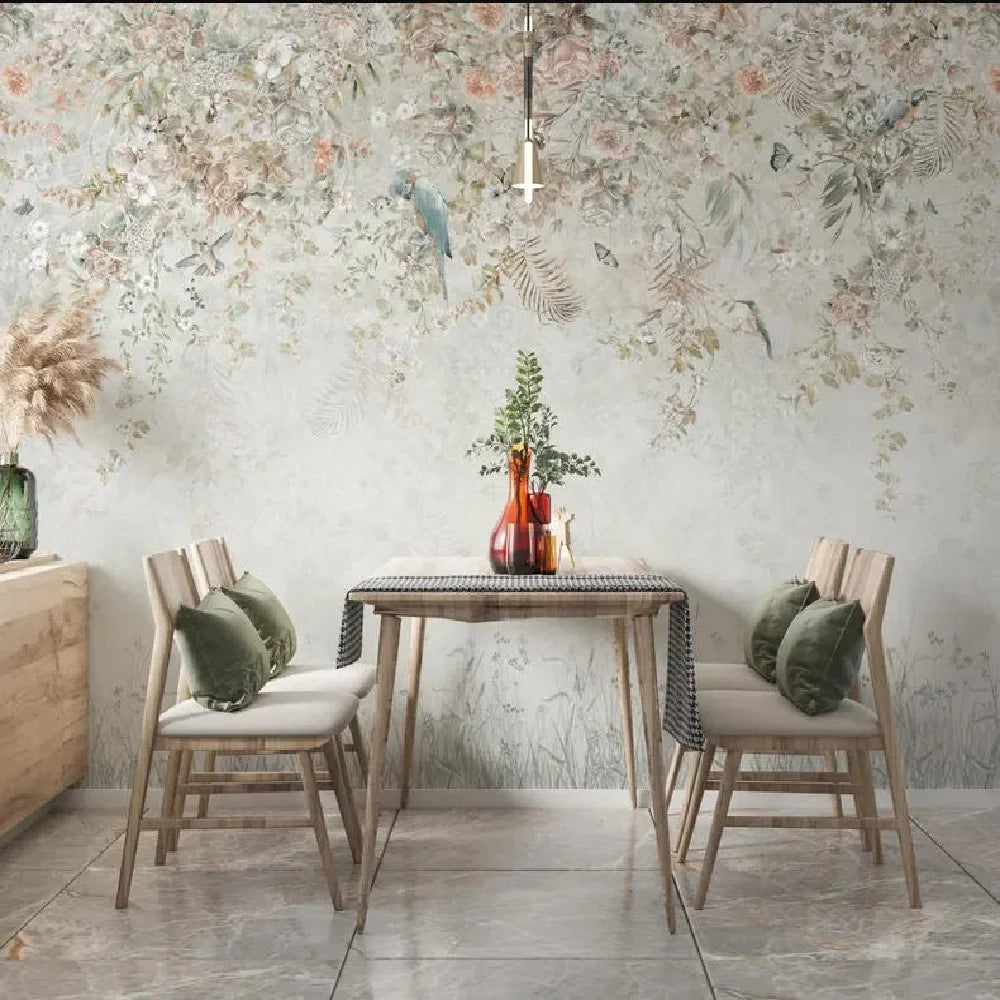 Papier peint panoramique Jardin suspendu vert-de-gris : cascade de fleurs, feuillages et perruches en vert-de-gris et rose fané, au-dessus d'une table de salle à manger