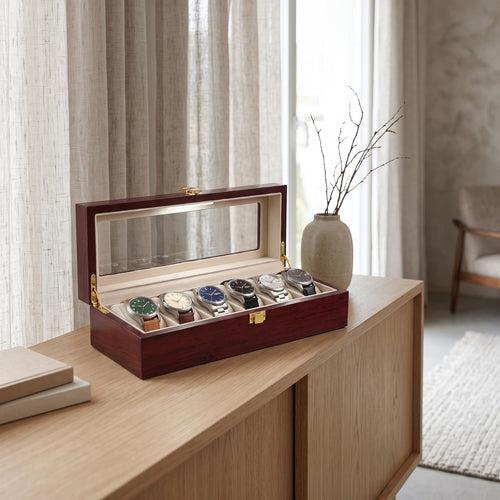 Coffret Écrin six montres, posé sur un buffet en chêne clair