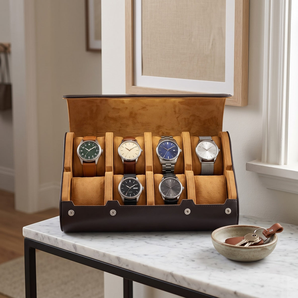 Étui Escapade six montres, posé sur une console d'entrée