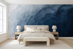 Papier peint panoramique Vague d'encre bleu brume posé dans une chambre lumineuse