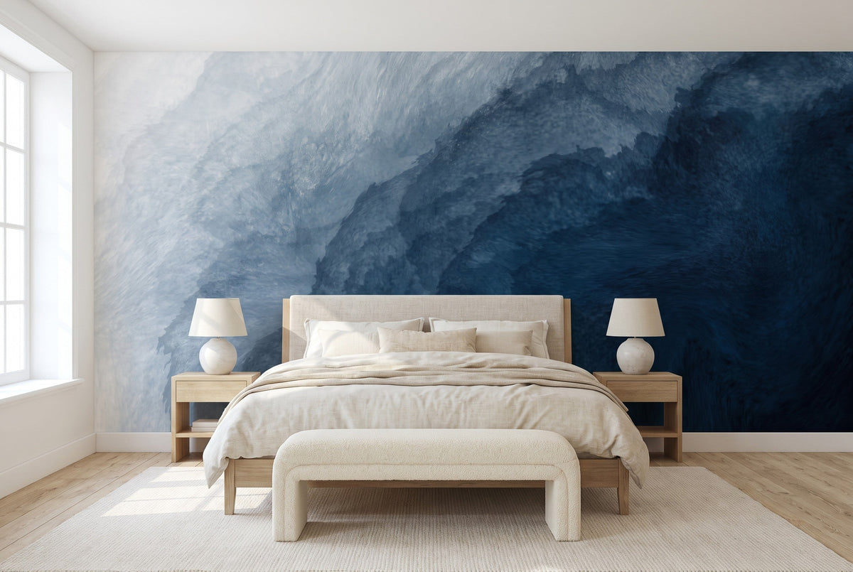 Papier peint panoramique Vague d'encre bleu brume posé dans une chambre lumineuse