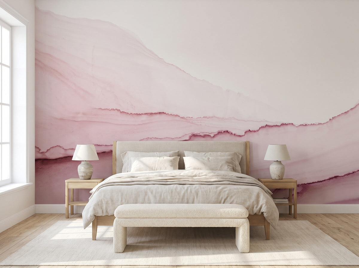 Papier peint effet dégradé rose poudré posé dans une chambre lumineuse