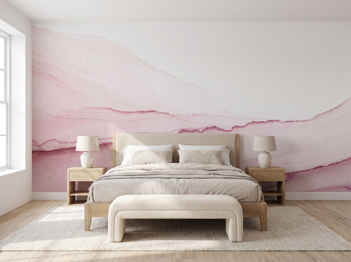 Papier peint effet dégradé rose poudré posé derrière un lit en chêne clair, chambre lumineuse