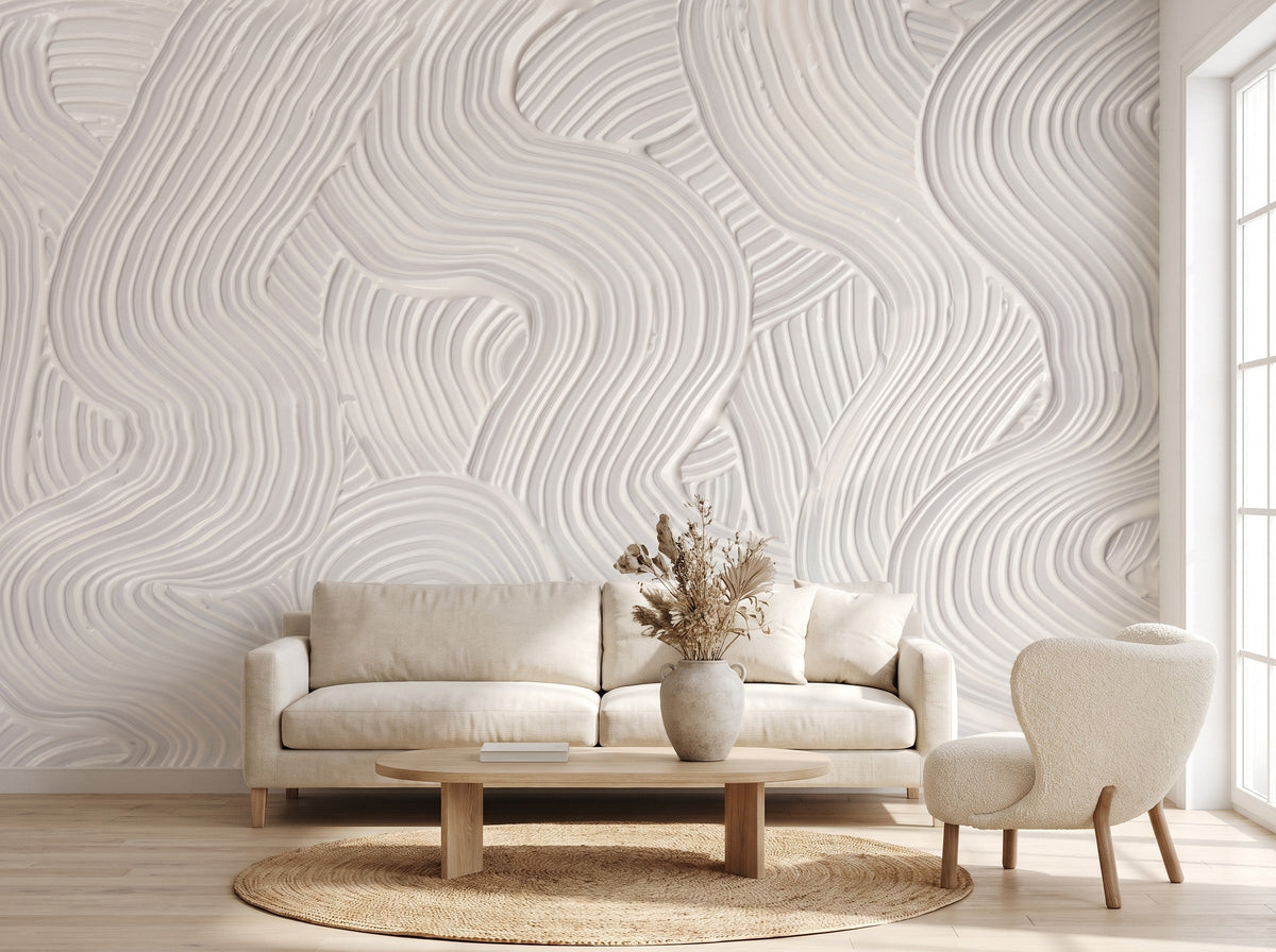 Papier peint effet plâtre peigné blanc cassé posé dans un salon lumineux, canapé en lin et fauteuil bouclette