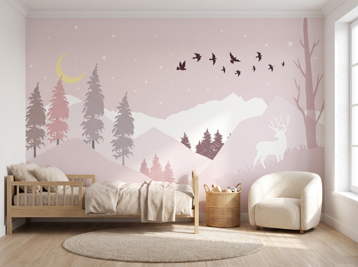 Papier peint panoramique Montagnes pastel et petit cerf posé dans une chambre d'enfant lumineuse