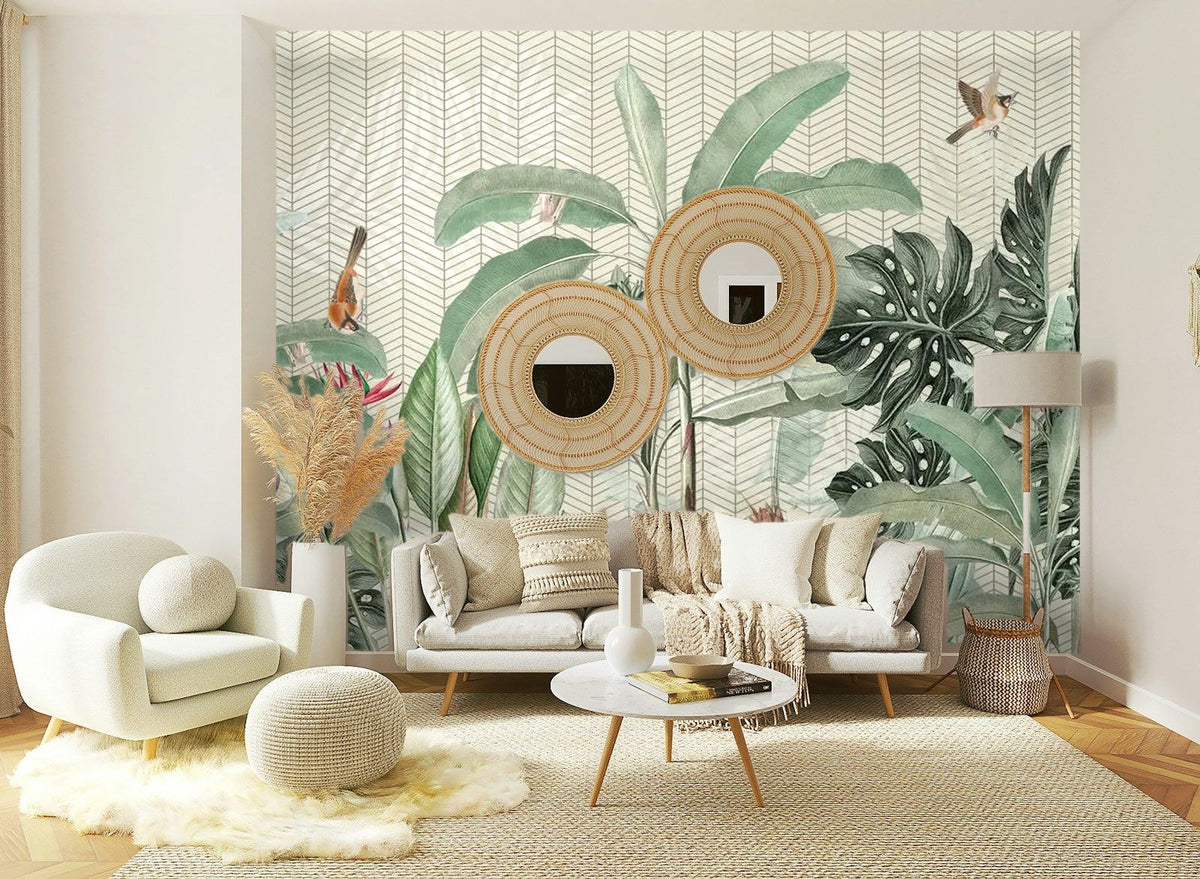 Papier peint panoramique Bananiers et oiseaux sur fond chevron posé sur le mur d’un salon