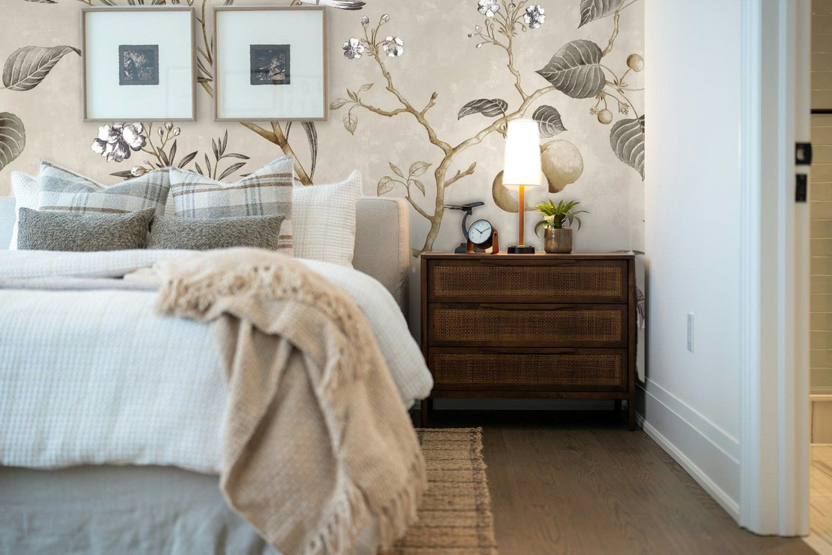 Papier peint panoramique Branches fruitières et oiseaux lin posé derrière la tête de lit d’une chambre