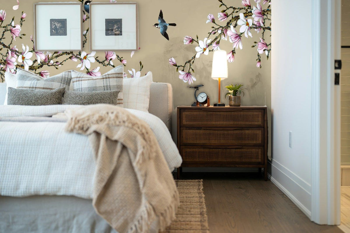 Papier peint panoramique Chinoiserie magnolias fond kaki posé derrière la tête de lit d’une chambre