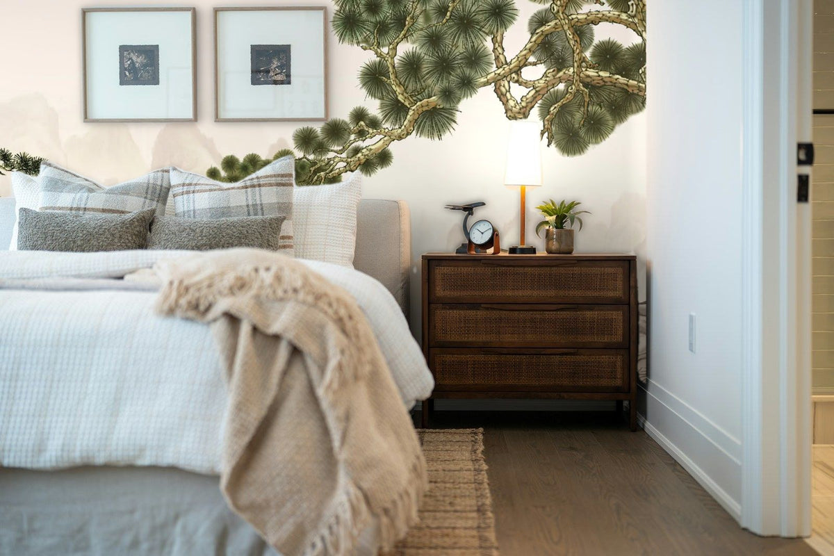 Papier peint panoramique Chinoiserie pins et grues sable posé derrière la tête de lit d’une chambre