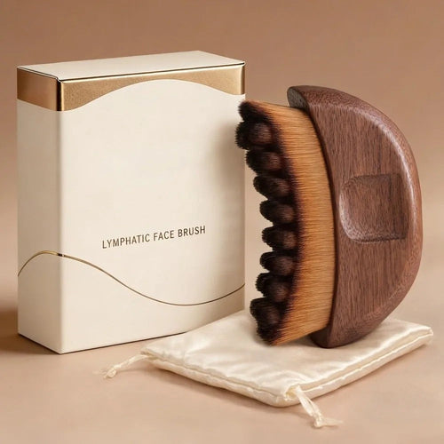 Brosse de drainage lymphatique Morrila en noyer massif, posée devant son coffret crème et sa pochette en satin
