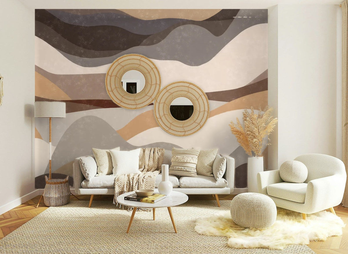 Papier peint panoramique Dunes abstraites taupe et sable posé sur le mur d’un salon clair