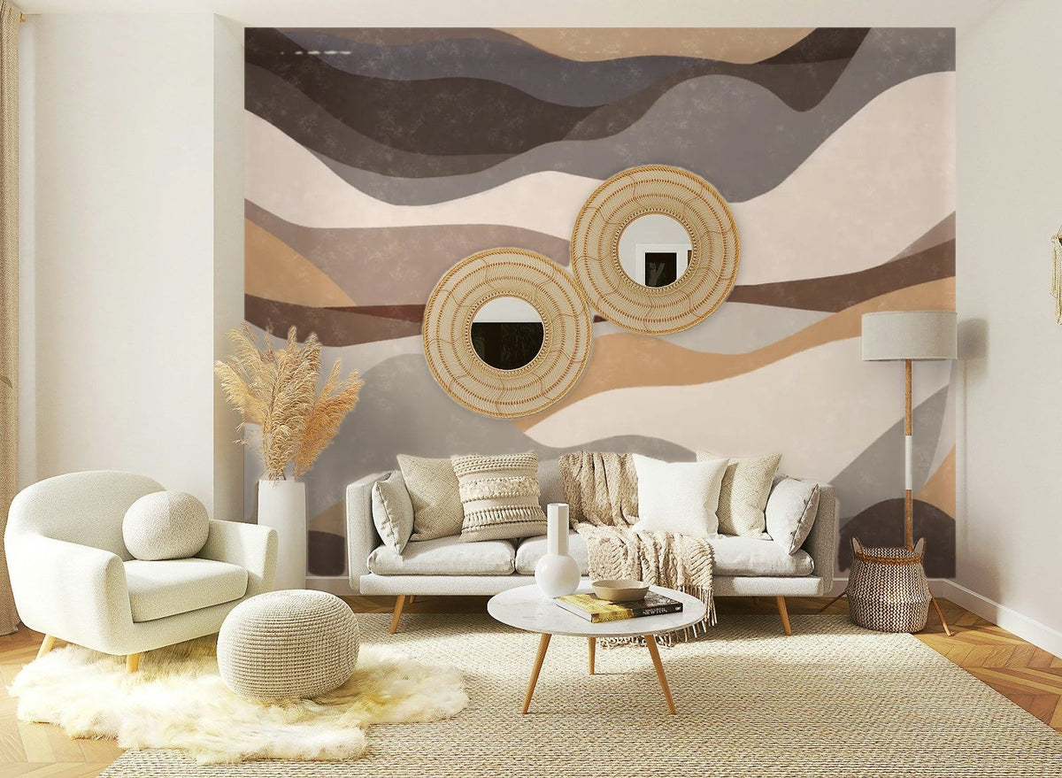 Papier peint panoramique Dunes abstraites taupe et sable posé sur le mur d’un salon