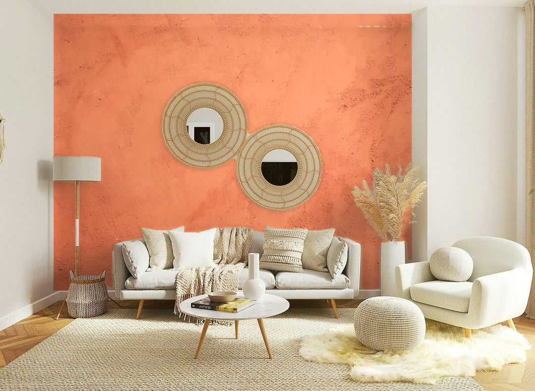 Papier peint effet enduit terre cuite posé sur le mur d’un salon clair