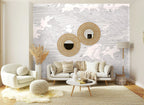 Papier peint effet nuages gravés gris rosé posé sur le mur d’un salon