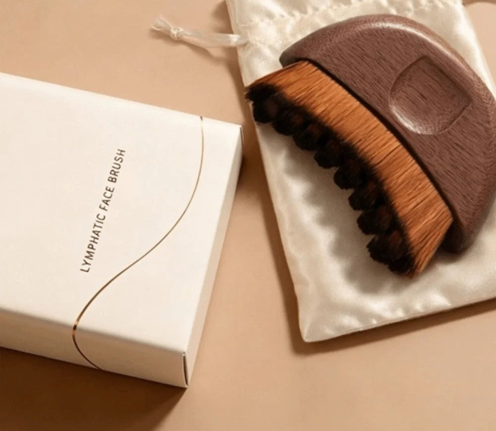 La brosse sur sa pochette en satin, à côté du coffret plat, vue de dessus