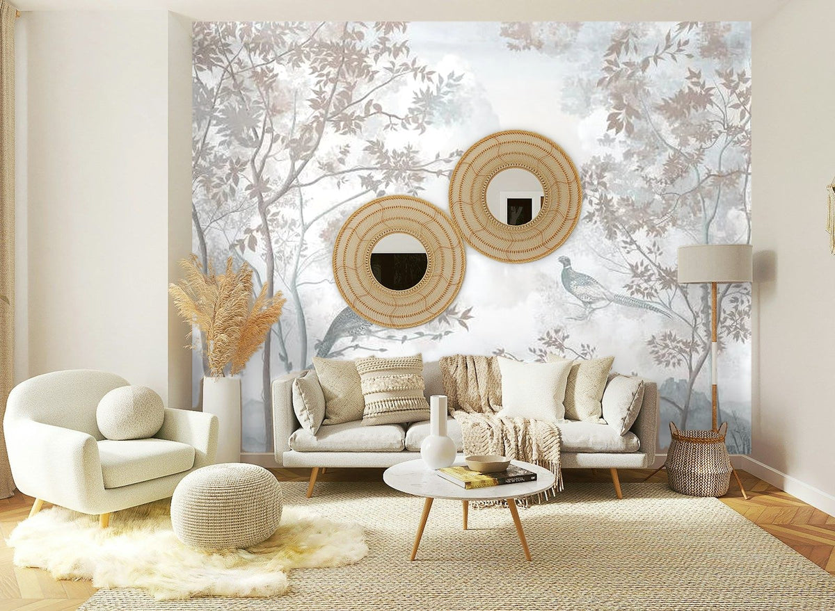 Papier peint panoramique Faisans dans les arbres bleu brume posé sur le mur d’un salon